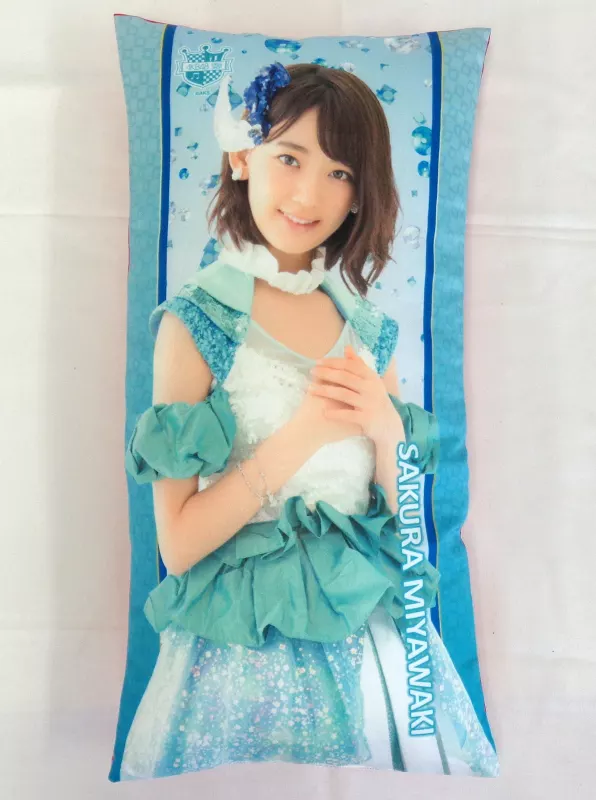クッション・抱き枕・本体(女性)　宮脇咲良 縦長クッション(1608) AKB48 CAFE＆SHOP限定 クッション・抱き枕・本体(女性) 宮脇咲良 縦長クッション(1608