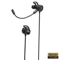 Auriculares de juegos negros en el oído