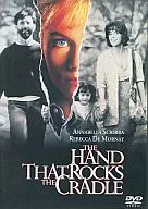 La mano que sacude la cuna