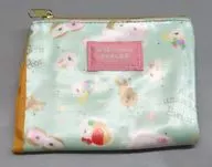 Una bolsa de accesorios "Usamaru Parlor in THE GUEST CAFE & Diner"