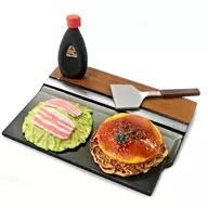 Tortilla a la plancha Okonomiyaki y salsa de Otafuku "Hiroshima Figure Souvenir"