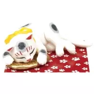 Sleeping (White) : "Maneki Neko That Wants to Become a Normal Cat"