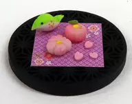 Nerikiri de primavera "La segunda versión en miniatura de los dulces japoneses tradicionales en un plato de tallado sukashibori"