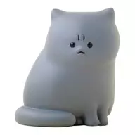 Un gato enojado sentado en un ángulo. "Gato enojado 2".