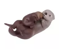 4) Lontras marinhas que nadam com seus bebês