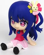 星野愛輕快地坐著公仔