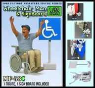 1/35 現用 車いすの男＆標識看板 「ホット・ショット」 レジンキャストキット [MF-53C]