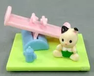 庭院炭猫的婴儿&跷跷板