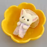 4.フェネックの小さい赤ちゃん 「シルバニアファミリー 赤ちゃん＆お花のベッドセット」 シルバニアファミリーくじ景品