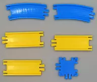 レールセット(直線レール×3+曲線レール×2+十字レール) 「カプセルプラレール きかんしゃトーマス アニマル機関車に大変身!?編」