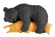 2) Los osos tallados de madera contra los salmones tallados de madera son buenos amigos entre sí.