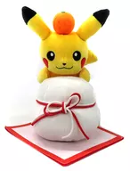 皮卡丘和镜饼毛绒玩偶口袋妖怪中心限定