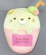 "Sumikko-garashi", um brinquedo de pelúcia com uma bebida de gato