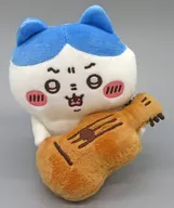 ギター持ちハチワレ デスクトップから見守るひっかけぬいぐるみ 「ちいかわ なんか小さくてかわいいやつ」