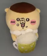 ビールを飲むくりまんじゅう デスクトップから見守るひっかけぬいぐるみ 「ちいかわ なんか小さくてかわいいやつ」