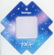 9. フォトシールケース 「TOMORROW X TOGETHER ビジュアルシール入りフォトケース」