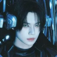 2. ビジュアルスクエアフォトシール 「TOMORROW X TOGETHER ビジュアルシール入りフォトケース」