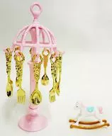 5) "Puchi Sample Series Princess Tea Party", un árbol de cubiertos de un caballo de fantasía.