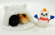 7. "Puchi-Dobutsu series Puchi-Neko Nikki" (Diary of Puchi-Neko) made with a cat Snow Hut.