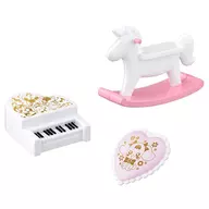 6. Caballo de madera, piano y cojín "Sanando Do Pretty Cure 2"