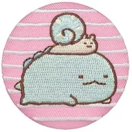 10.' Sumikko Gurashi Shisetsu metal badge Biscuit' (Sumikko Gurashi Shisetsu Onsen Biscuit), which is a mock suicide with a liz