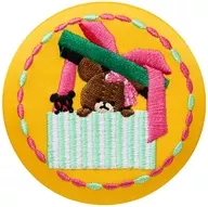 6.プレゼントフォーミー(プレゼント) 「くまのがっこう 刺繍缶バッジビスケット」