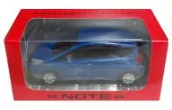 日産 ノート(ブルーメタリック) クルマと人を見つけて止まるミニカー ディーラー配布品