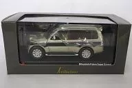 1/43 Mitsubishi Pajero Long Super Exceed (Platinum Beige Metal/Deep Sea Green Mica) con raíl de techo [JCP81002BG]