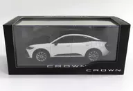 1/30 トヨタ クラウン クロスオーバー(ブラック×プレシャスホワイトパール) カラーサンプル用ディスプレイモデル [2XW]