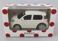 トヨタ PASSO(ホワイト) プルバックカー