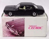 1/65 NISSAN CEDRIC (Preto) "Tomica" I Iad Co., Ltd.