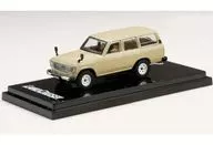 1/64 Toyota Land Cruiser 60 GX 1981 (bege tradicional) [HJ643039ABG]