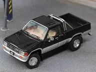 1/64 Toyota Hilux SR5 XTRA Cab 1985 LHD(黑色x银色)[KS062-515]