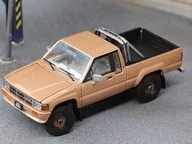 1/64 Toyota Hilux SR5 XTRA Cab 1985 LHD(金色)[KS062-516]