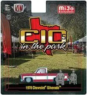 1/64 1978 シボレー シルバラード(レッド×ホワイト) with 2 フィギュア C10s in the park 北米限定 [67500-MJS08]