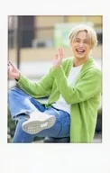 Kento Hama (Green Cardigan / Smile) Cheki style sticker "Hamage ーカンファレンス Vol. 2 ~ It's too hot to drink ~ ~" SPWN capsule prize