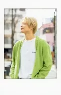 Kento Hama (Green Cardigan / Left-facing) Cheki style sticker "Hamage ーカンファレンス Vol. 2 ~ ~ It's too hot to drink ~ ~" SPWN capsule prize