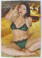 Kei Kazufuki (Green Underwear) with signature Blanket
