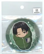 "Ataque a los Titanes", un metal badge bullicioso del Sargento Levi.