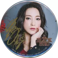 [with handwritten signature] Yu Umeda (Renko Jonochi) Random Cast metal badge "Stage Version 『 BLACK BIRD 』"