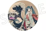 "Katsushika Hokusai ×VOCALOID Hatsune Miku Can Badge" por Miku Hatsune (Iso-Body / Kimono / kanagawa Okinura)