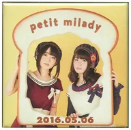 Petit Milady metal badge "『 Seishun wa Shokubutsu, 』 Launch Commemoration Free Event Petit Mille" Soto "DE Pan Matsuri" Venue Purchase benefits