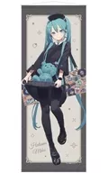 "Hatsune Miku ×SOLWA", uma tapeçaria de Hatsune Miku.