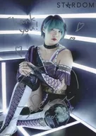 壮麗亜美(God’s Eye)/座り 直筆サイン入りA4ポートレート