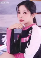 ダヒョン(縦/上半身/座り/顎に手) ランダムトレーディングカード 「TWICE 5TH WORLD TOUR ’READY TO BE’ in JAPAN」 追加公演グッズ