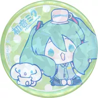 初音ミク×シナモロール(耳を顔に寄せる) 「初音ミク×シナモロール POP UP CORNER ホログラム缶バッジ(57mm) 01.コラボイラスト」