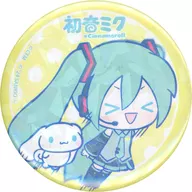初音ミク×シナモロール(右上に跳ぶ) 「初音ミク×シナモロール POP UP CORNER ホログラム缶バッジ(57mm) 01.コラボイラスト」