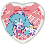 初音ミク×シナモロール(パティシエ) 「初音ミク×シナモロール POP UP CORNER ホログラムハート型缶バッジ 01.コラボイラスト」