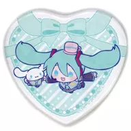 初音ミク×シナモロール(空を飛ぶ) 「初音ミク×シナモロール POP UP CORNER ホログラムハート型缶バッジ 01.コラボイラスト」