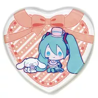 初音ミク×シナモロール(お菓子を食べる) 「初音ミク×シナモロール POP UP CORNER ホログラムハート型缶バッジ 01.コラボイラスト」